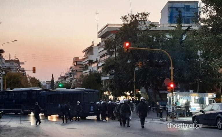 ΤΩΡΑ στη Θεσσαλονίκη: Επεισόδια έξω από την Τούμπα μεταξύ οπαδών και Αστυνομίας – video