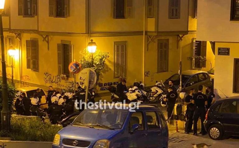 Θεσσαλονίκη: Τα κορονοπάρτι κρατούν την Αστυνομία στις πλατείες