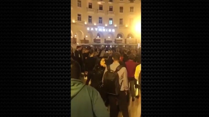 Κορονοϊός – Θεσσαλονίκη: Το αδιαχώρητο στην πλατεία Αριστοτέλους το βράδυ (video)