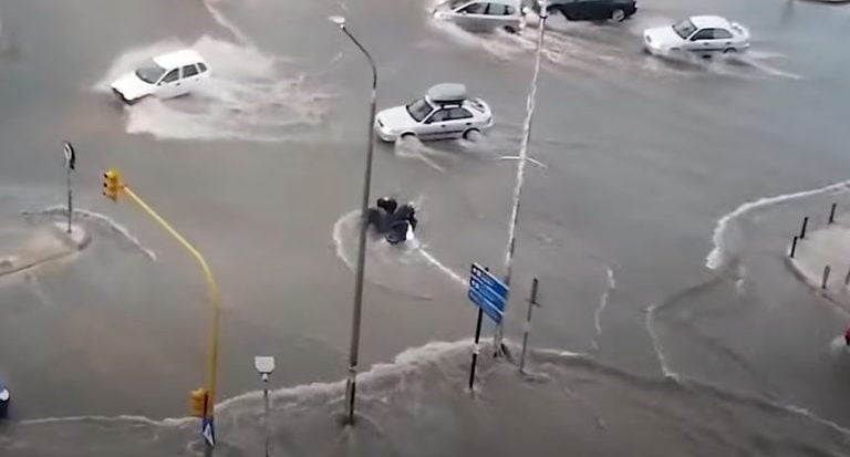 Οδηγός μηχανής παρασύρεται από ορμητικά νερά στο κέντρο της Θεσσαλονίκης (video)