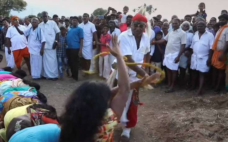Ιερείς μαστιγώνουν γυναίκες για να ξορκίσουν τα κακά πνεύματα – σληρό video