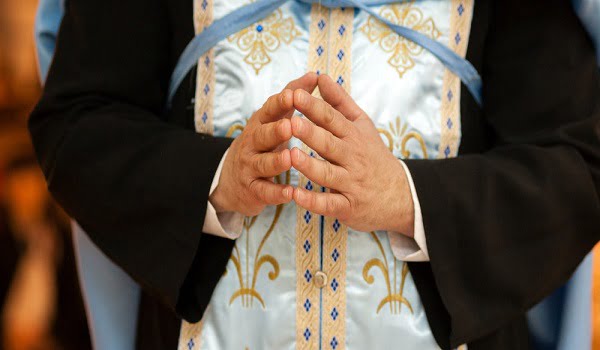 Κορονοϊός: Για διατάραξη κοινής ησυχίας παπάς επειδή έβαλε μεγάφωνα για τη Θεία Λειτουργία