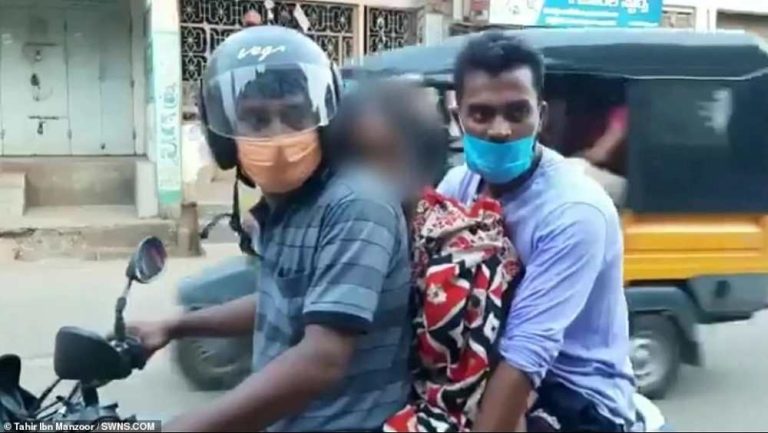 Φρίκη στην Ινδία: Δύο άνδρες μεταφέρουν σε μοτοσικλέτα το πτώμα της μητέρας τους (φωτο)