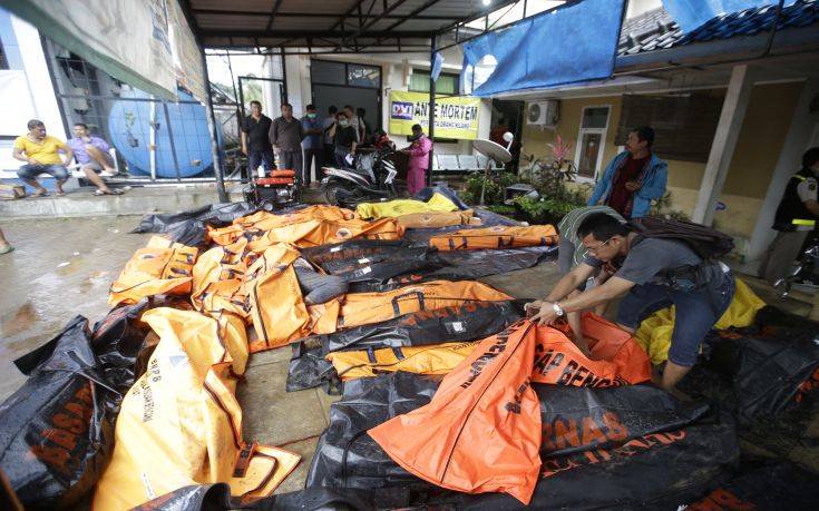 Εκατόμβη νεκρών και σκηνές αποκάλυψης από το τσουνάμι στην Ινδονησία