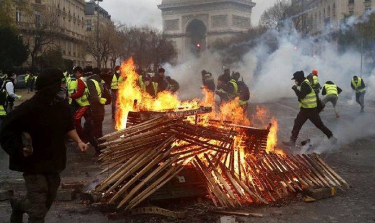 Τι είναι τα “κίτρινα γιλέκα” στην Γαλλία-Το κίνημα που ξεκίνησε αυθόρμητα από τα social media και φούντωσε