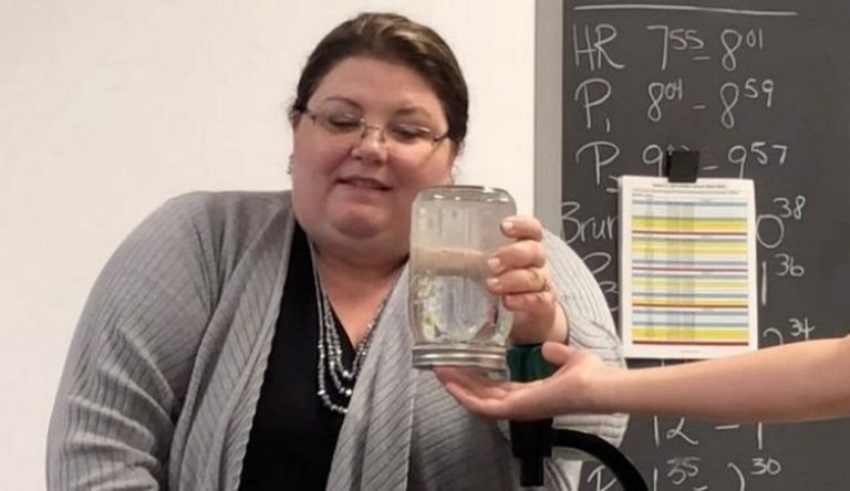 Καθηγήτρια φυσικής αφήνει άφωνους τους μαθητές με το πείραμά της