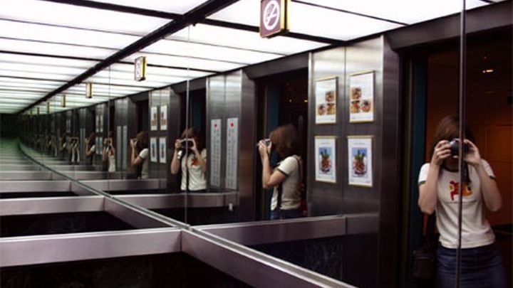 Γιατί τα ασανσέρ έχουν καθρέφτες;