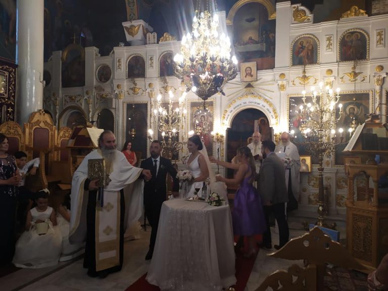 Σέρρες: Τα σκαλιά της εκκλησίας ανέβηκαν η Πωλίνα Δίγκα και ο Γιώργος Σκαρλάτος