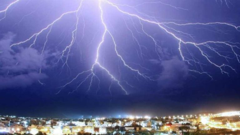 Αττική: Ισχυρές καταιγίδες και χαλάζι – Πώς θα εξελιχθεί η κακοκαιρία τις επόμενες ώρες (φωτο)