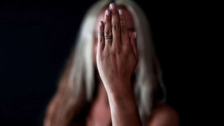 Σεξουαλική βία: Πώς μπορούμε να βοηθήσουμε τα θύματα – Τι είναι η σεξουαλική παρενόχληση