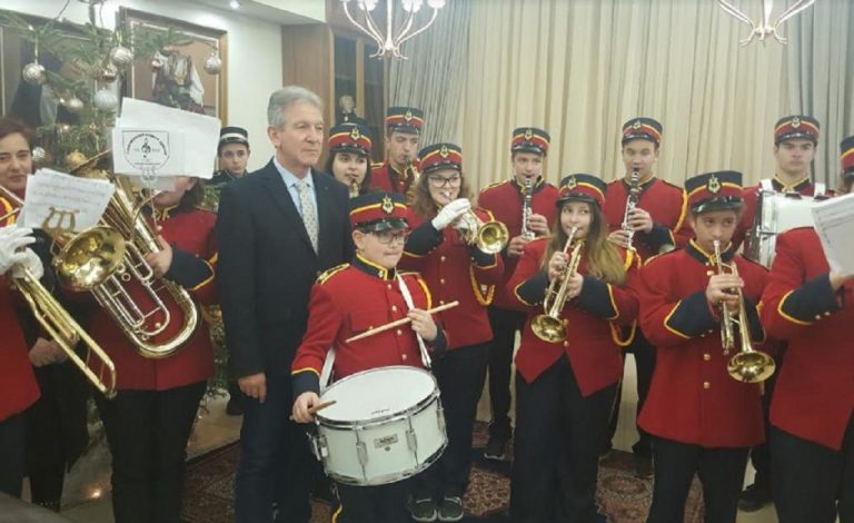 Σέρρες : Τα έψαλλε στον Δήμαρχο η μπάντα της ΚΕΔΗΣ(φωτο)
