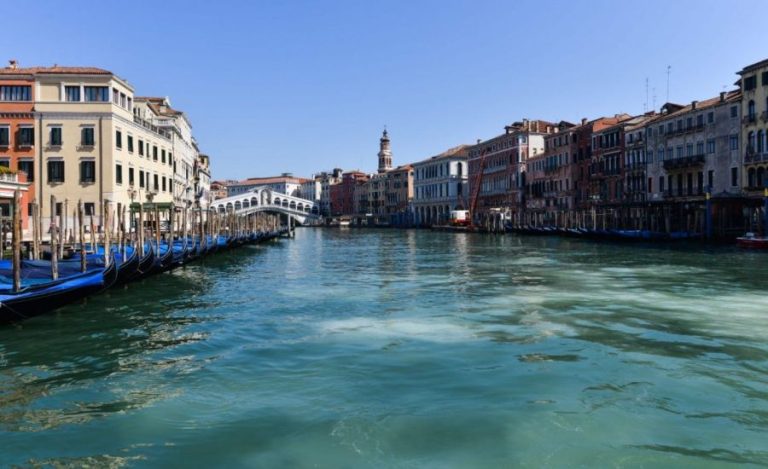 Κορωνοϊός: Τα κανάλια της Βενετίας γέμισαν δελφίνια