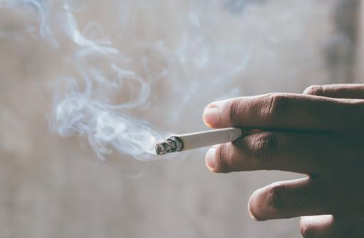 Κορωνοϊός: Συναγερμός για τους καπνιστές – «Κόφτε το τώρα»
