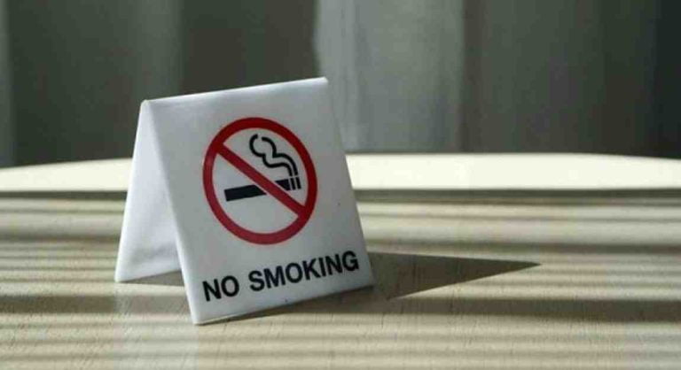 Έλεγχοι για τον αντικαπνιστικό νόμο στα νοσοκομεία: Κάπνιζαν γιατροί και ιατρικό προσωπικό