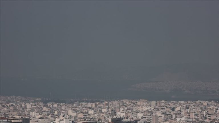 Συναγερμός σε ΚΕΕΛΠΝΟ και υπουργείο Υγείας για τον καπνό που «πνίγει» την Αθήνα