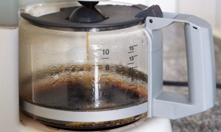 Πώς καθαρίζει η καφετιέρα από άλατα και υπολείμματα