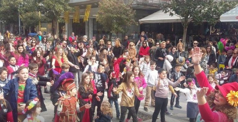 Γέμισε χαμόγελα και παιδικές φωνές η Πλατεία Κρονίου από το αποκριάτικο πάρτι των ΚΔΑΠ Σερρών