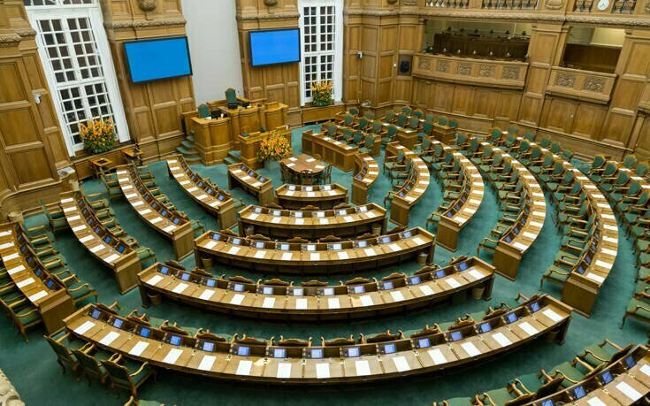 Κλείνει μερικώς το κοινοβούλιο στη Δανία λόγω της αύξησης των κρουσμάτων