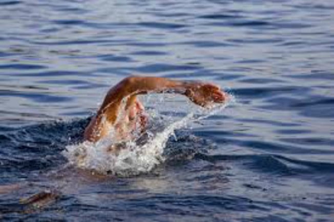 Κορονοϊός: Επιτρέπεται η κολύμβηση σε άτομα με προβλήματα υγείας
