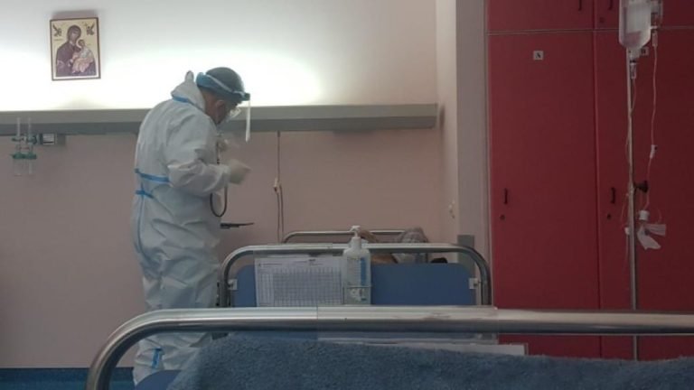 Κορωνοϊός: Τρεις δημοσιογράφοι  περιγράφουν την προσωπική τους μάχη στο νοσοκομείο