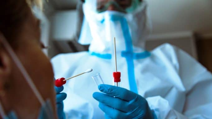 Νέα έρευνα για τα τεστ κορονοϊού: Γιατί το σάλιο αποκαλύπτει περισσότερα για το μεγάλο ιικό φορτίο