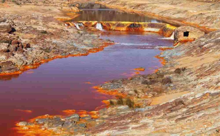 Ο κόκκινος ποταμός στην Ισπανία που μοιάζει αιματοβαμμένος (φωτο)