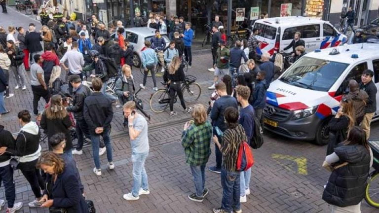 Μάχη για να κρατηθεί στη ζωή δίνει ο δημοσιογράφος, ο οποίος τραυματίστηκε από σφαίρες στο Άμστερνταμ
