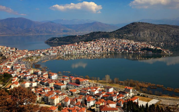Το στολίδι της Καστοριάς: Η λίμνη Ορεστιάδα με τη μοναδική ομορφιά της