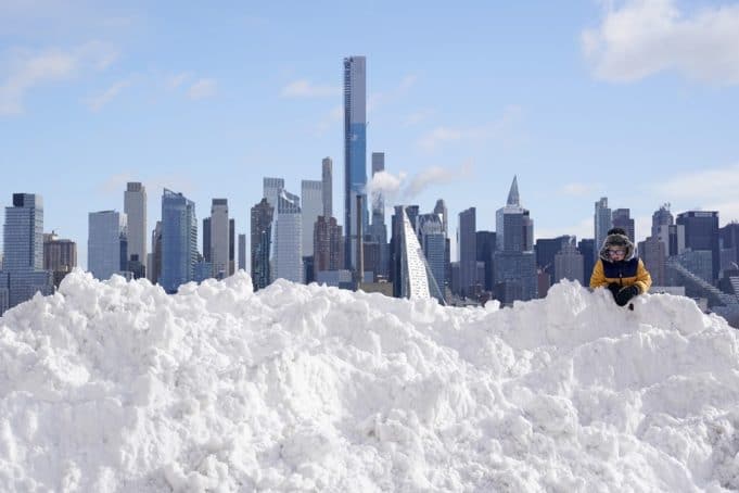 Στα λευκά η Νέα Υόρκη, μετά τη χιονοθύελλα που έπληξε τις βορειοανατολικές ΗΠΑ