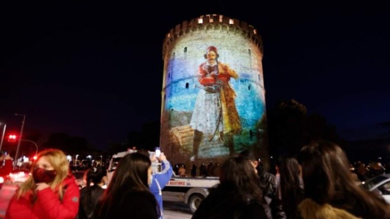 Εντυπωσιακό θέαμα με τη φωταγώγηση του Λευκού Πύργου στα χρώματα της Ελλάδας