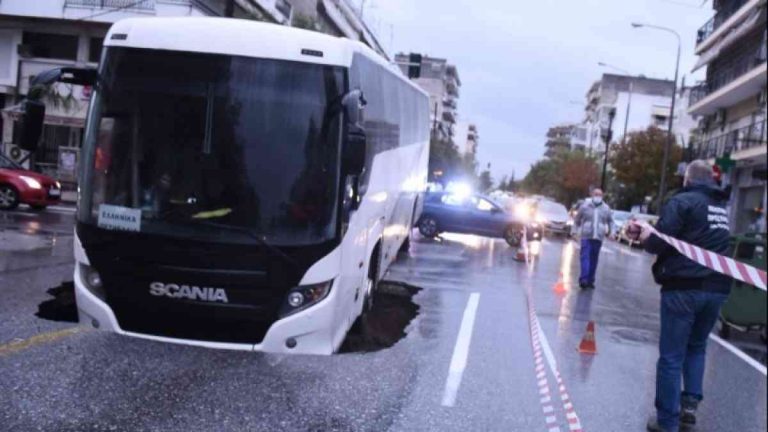 Θεσσαλονίκη: Άνοιξε «τρύπα» στην Εθν. Αντιστάσεως και … κατάπιε το μπροστινό μέρος λεωφορείου (φωτο)