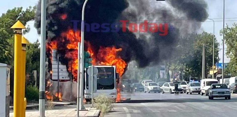 Θεσσαλονίκη: Λεωφορείο των ΚΤΕΛ Σερρών καίγεται στα Πράσινα Φανάρια
