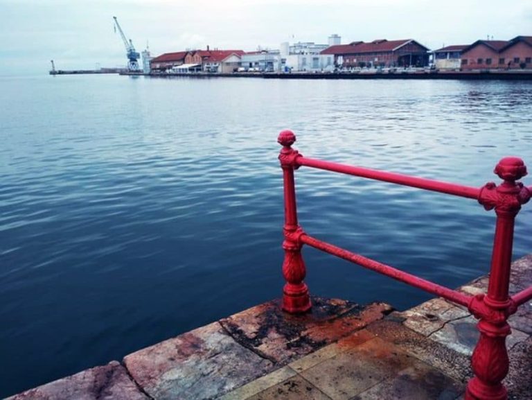 Θεσσαλονίκη: Ηλικιωμένος αγνόησε το ψύχος και βούτηξε στον Θερμαϊκό για να κολυμπήσει (φωτο)