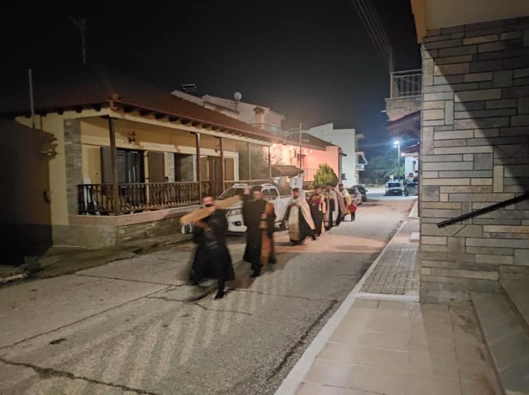 Σέρρες: Λιτανεία των Ιερών Λειψάνων των Αγίων από τους ιερείς στους δρόμους της Νιγρίτας για την πανδημία (video)