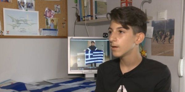 15χρονος μαθητής από το Κιλκίς ύψωσε την ελληνική σημαία στο Βρετανικό Μουσείο(video)