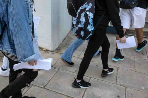 Πάτρα: «Τον σήκωσαν στον αέρα με το ζόρι και τον άφησαν να πέσει, δεν έκανε challenge» λέει ο πατέρας του 13χρονου που τραυματίστηκε