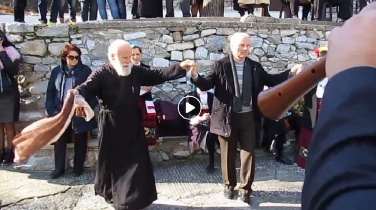 Σέρρες, συγκίνηση : Ιερέας 80 χρόνων χορεύει”Μακεδονία ξακουστή”(video)