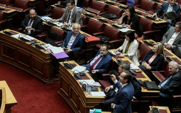 Χαμός στη Βουλή: Αποβλήθηκε από την αίθουσα βουλευτής του ΣΥΡΙΖΑ για απρεπή χειρονομία