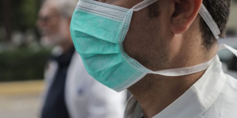 Ηράκλειο: Επεισόδιο με γιατρό που αρνείται τη μάσκα – Συνελήφθη και της επιβλήθηκε πρόστιμο