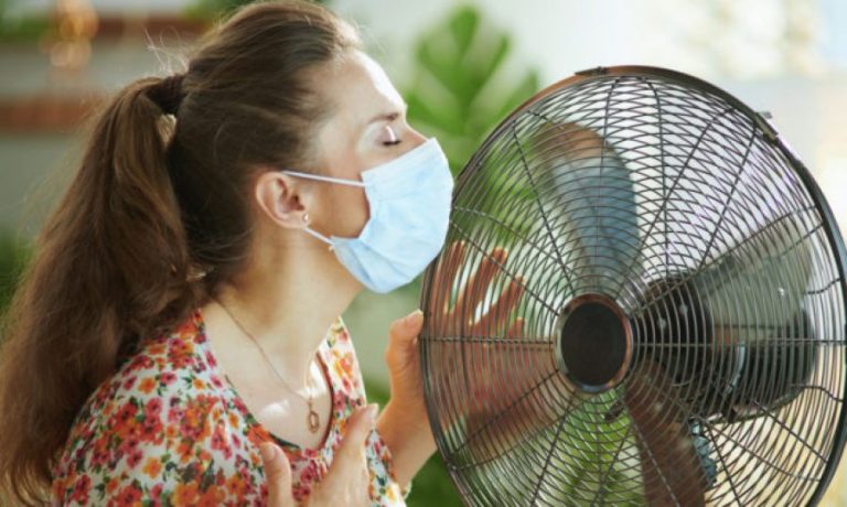 Κορωνοϊός: Πώς να αντέξετε την προστατευτική μάσκα στη ζέστη