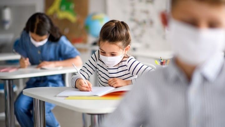 Κορωνοϊός – Λινού: Μόνο η μάσκα δεν προστατεύει στον συνωστισμό, λιγότεροι μαθητές στις τάξεις