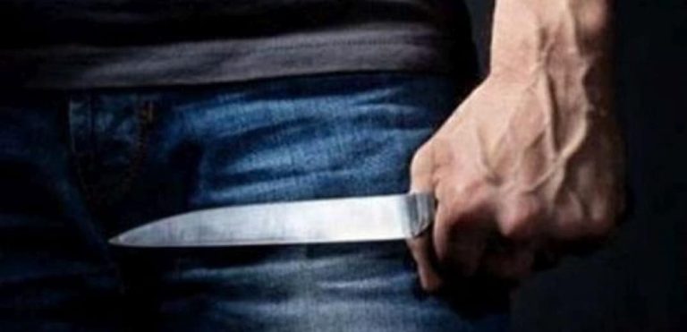 Θρίλερ στην Πάτρα: Ληστές του έβαλαν το μαχαίρι στο λαιμό έξω από το σπίτι του – Τον χτύπησαν με γκλοπ και του πήραν 440 ευρώ