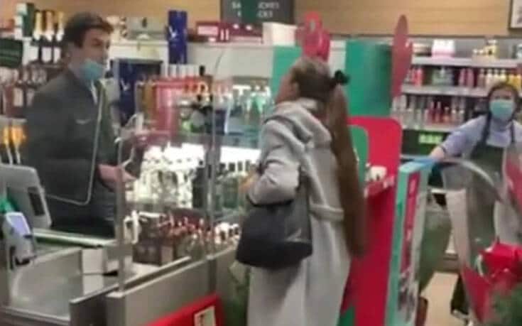 Χαμός σε κατάστημα με γυναίκα να φτύνει τον ταμία γιατί δεν περνούσε η κάρτα της: «Είσαι νεκρός» (video)