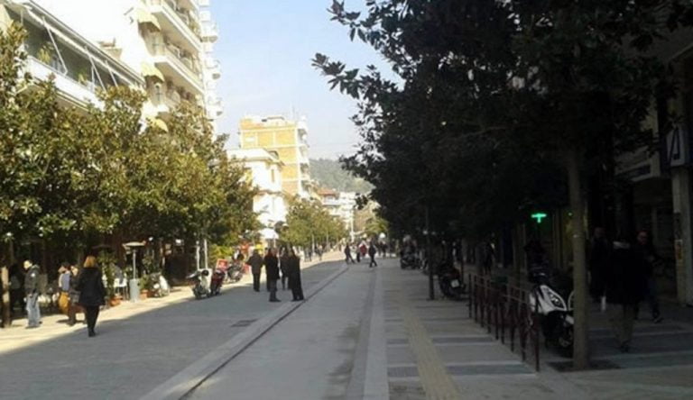 Σέρρες : Ξηλώνουν τα τραπεζοκαθίσματα στην Κωνσταντίνου Καραμανλή