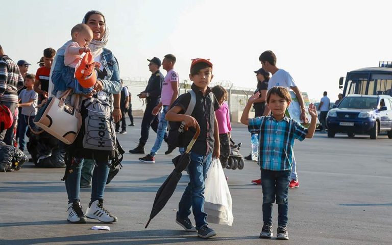 Προσφυγικό: Μετακινούνται από τα νησιά στην ενδοχώρα 1.000 αιτούντες άσυλο