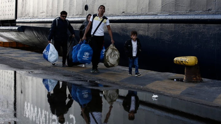 Στο λιμάνι του Πειραιά μεταφέρθηκαν μετανάστες και πρόσφυγες από Λέσβο και Χίο