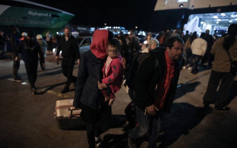 Στο λιμάνι του Πειραιά κατέπλευσαν δύο πλοία με 70 μετανάστες και πρόσφυγες