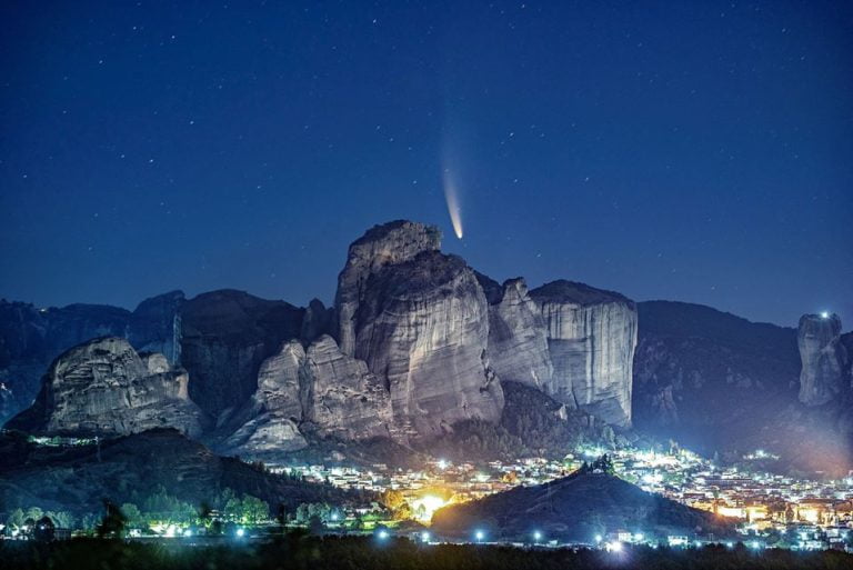 Ένας κομήτης πάνω από τα Μετέωρα: Μοναδικές εικόνες από τη Θεσσαλία και άλλες περιοχές της Ελλάδας(φωτο)