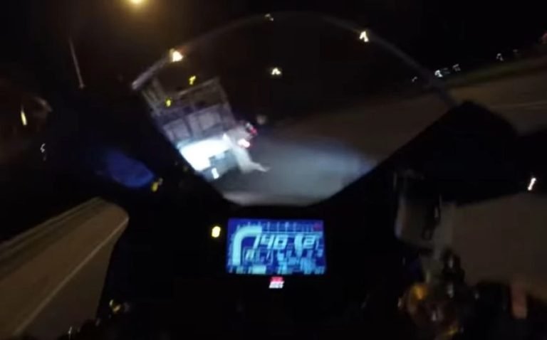 Σοκαριστικό βίντεο με μηχανή να καρφώνεται με 140χλμ. πάνω σε φορτηγό (video)