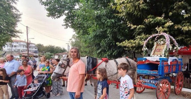Σέρρες : Περιφορά της εικόνας της Παναγιάς με άλογα στο Μοναστηράκι Σιντικής (φωτο)